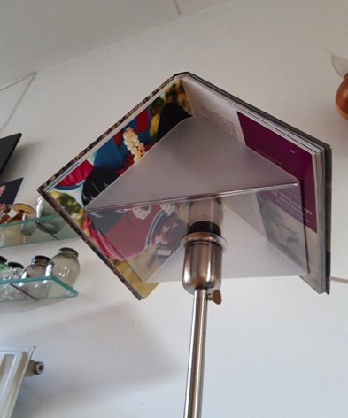 Kap van boekenwurm: je kunt er een eigen boek op leggen. De LED lamp wordt niet heet.